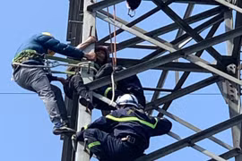 Hình ảnh kịp thời đưa người phụ nữ từ trên cột điện cao thế xuống đất an toàn