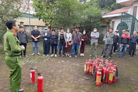 Gần 200 người dân được hướng dẫn cài đặt 'công nghệ an toàn phòng cháy 4.0'