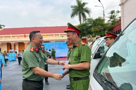 Công an huyện Đông Anh tiếp nhận 20 xe ô tô chuyên dụng phục vụ công tác