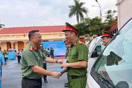 Công an huyện Đông Anh tiếp nhận 20 xe ô tô chuyên dụng phục vụ công tác