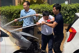 Xe ô tô đang đỗ bất ngờ bốc cháy giữa trưa nắng nóng