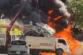 Nhiều ô tô, xe máy hư hỏng trong đám cháy phế liệu