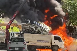 Nhiều ô tô, xe máy hư hỏng trong đám cháy phế liệu