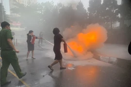 Xảy cháy và kẹt thang máy trong tình huống giả định tại văn phòng tầng 2