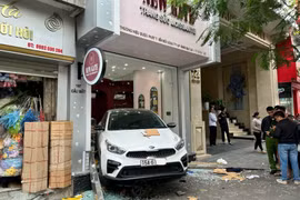 Nữ tài xế lùi xe quá đà chui vào cửa hàng khiến nhân viên bảo vệ tử vong