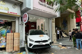 Nữ tài xế lùi xe quá đà chui vào cửa hàng khiến nhân viên bảo vệ tử vong