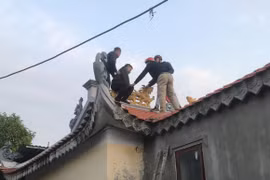 Cảnh sát nhanh chóng khống chế kẻ sát hại người thân rồi trèo lên nóc đền