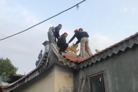 Cảnh sát nhanh chóng khống chế kẻ sát hại người thân rồi trèo lên nóc đền