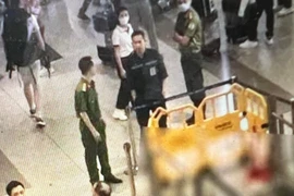 Một hành khách rơi từ tầng 3 Sân bay Quốc tế Nội Bài xuống đất nguy kịch