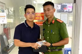 Trao trả gần 50 triệu đồng cho người đánh rơi