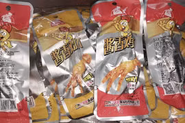 Xử phạt đối tượng vận chuyển chân gà tẩm ướp nhập lậu