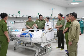 Giám đốc Công an Hà Nội thăm hỏi, động viên cán bộ bị thương trên đường làm nhiệm vụ