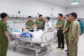 Giám đốc Công an Hà Nội thăm hỏi, động viên cán bộ bị thương trên đường làm nhiệm vụ