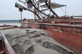 Điều tra, xử lý tàu nghi vấn hút cát trái phép