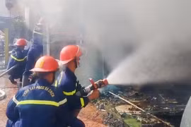 2 ô tô và xe máy bị cháy trong vụ hỏa hoạn tại cửa hàng vật liệu xây dựng