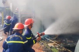 2 ô tô và xe máy bị cháy trong vụ hỏa hoạn tại cửa hàng vật liệu xây dựng