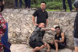 Cô gái nhanh trí đưa tên cướp giật manh động vào còng số 8