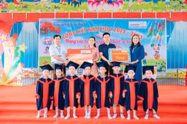 Trao mũ bảo hiểm đạt chuẩn, vì sự an toàn cho trẻ em