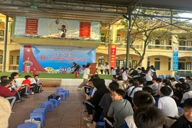 Huấn luyện kỹ năng thoát nạn sử dụng phương tiện chữa cháy cho học sinh