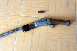 Bị vợ thách thức, chồng chĩa súng kíp bắn trọng thương