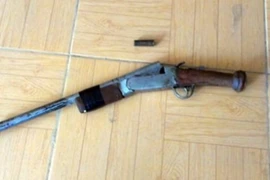 Bị vợ thách thức, chồng chĩa súng kíp bắn trọng thương