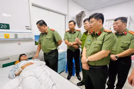 Lãnh đạo Công an Thành phố thăm hỏi, động viên 5 đồng chí bị thương trong khi làm nhiệm vụ chữa cháy và cứu nạn cứu hộ