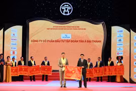 Tân Á Đại Thành vinh dự đón nhận Cờ thi đua của UBND Thành phố Hà Nội