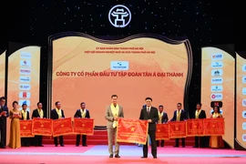Tân Á Đại Thành vinh dự đón nhận Cờ thi đua của UBND Thành phố Hà Nội