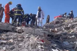 Lực lượng cứu nạn, cứu hộ Công an Việt Nam đang tích cực dùng thiết bị tìm kiếm sự sống ở khu chung cư có hơn 100 người mắc kẹt dưới đống đổ nát