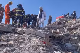 Lực lượng cứu nạn, cứu hộ Công an Việt Nam đang tích cực dùng thiết bị tìm kiếm sự sống ở khu chung cư có hơn 100 người mắc kẹt dưới đống đổ nát