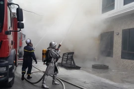 Khói bao trùm xe thang trong tình huống tiếp cận cứu người mắc kẹt cháy giả định