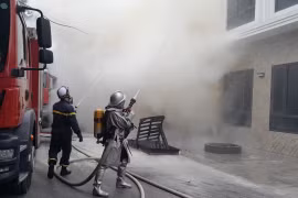 Khói bao trùm xe thang trong tình huống tiếp cận cứu người mắc kẹt cháy giả định