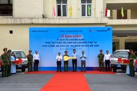 Bàn giao 10 xe ô tô chuyên dụng cho Công an huyện Mê Linh