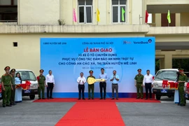 Bàn giao 10 xe ô tô chuyên dụng cho Công an huyện Mê Linh