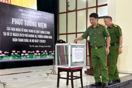 Công an quận Tây Hồ sẻ chia nỗi đau, hỗ trợ người bị nạn vượt qua khó khăn