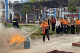 Gần 500 học sinh, cán bộ, giáo viên, công nhân tập huấn phòng cháy, chữa cháy, cứu nạn, cứu hộ