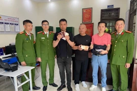 Hai khách du lịch may mắn nhận lại số tiền hơn 500 triệu đồng