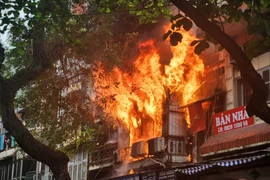 Nhanh chóng dập tắt đám cháy tại phố cổ