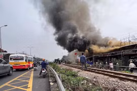 Cháy lớn dãy nhà nằm cạnh đường sắt khu vực huyện Gia Lâm