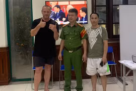 Du khách nước ngoài cảm ơn Công an phường Yên Phụ tìm lại tài sản