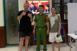 Du khách nước ngoài cảm ơn Công an phường Yên Phụ tìm lại tài sản
