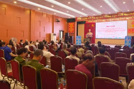 Cảnh sát hướng dẫn người dân tiết kiệm điện và phòng tránh chập cháy điện mùa mưa bão