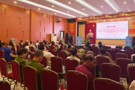 Cảnh sát hướng dẫn người dân tiết kiệm điện và phòng tránh chập cháy điện mùa mưa bão