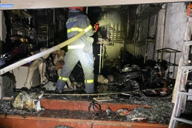 Cháy lúc rạng sáng, nhiều người được Cảnh sát hướng dẫn thoát nạn an toàn