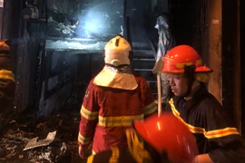 Kịp thời cứu và hướng dẫn thoát nạn nhiều người dân mắc kẹt trong đám cháy 