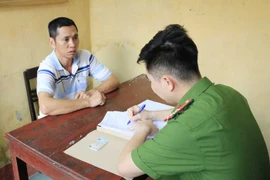 Vừa được tha tù đã buôn hàng cấm