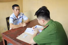 Vừa được tha tù đã buôn hàng cấm