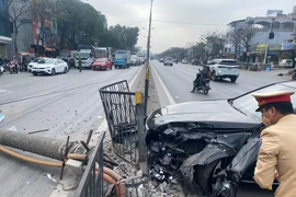 Ô tô mất lái đâm gãy cột đèn trên Quốc lộ 1A