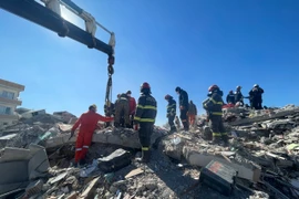  Đoàn cứu nạn Công an Việt Nam phối hợp tìm kiếm và đưa được 2 nạn nhân ra ngoài