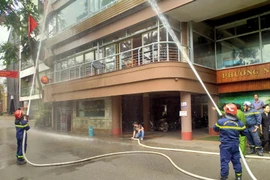 Xử lý tình huống cháy giả định có 3 người mắc kẹt tại cơ sở kinh doanh Phương Nguyên